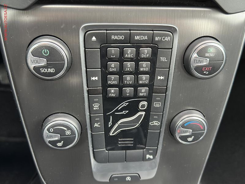 Volvo V40 (2014) 1.6 D, AC, tempo, park.čidla - fotka 15 z 16