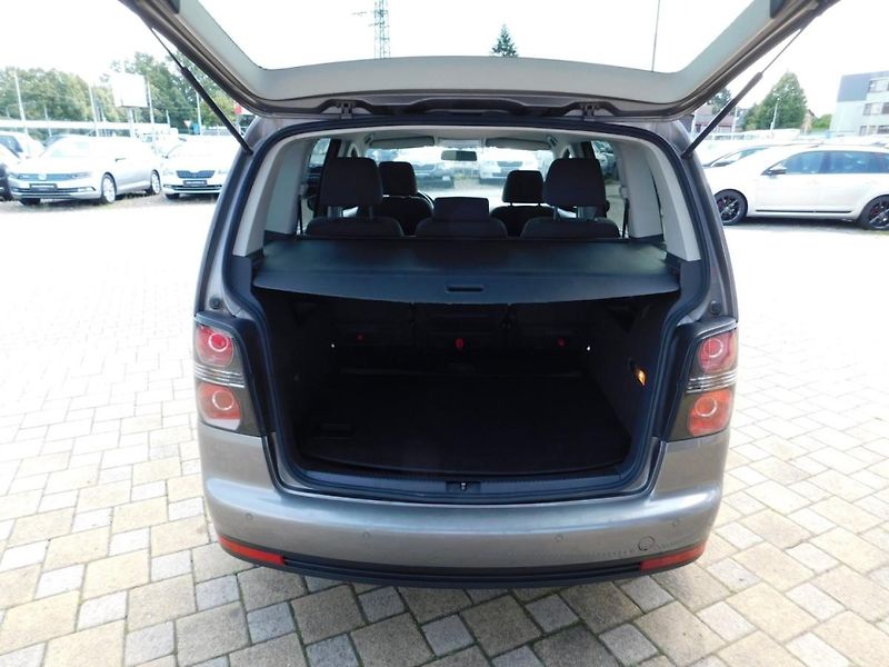 Volkswagen Touran (2009) 1.9 TDi DSG - fotka 18 z 31
