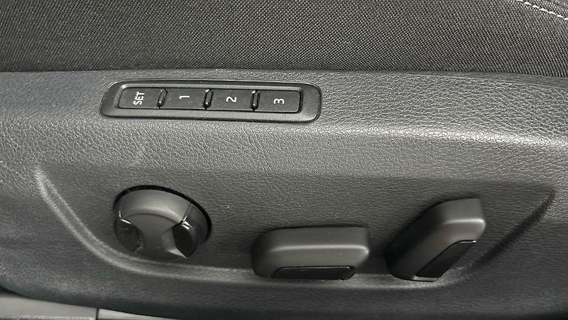 Škoda Superb 2.0 TDI DSG Style Combi - fotka 21 z 26