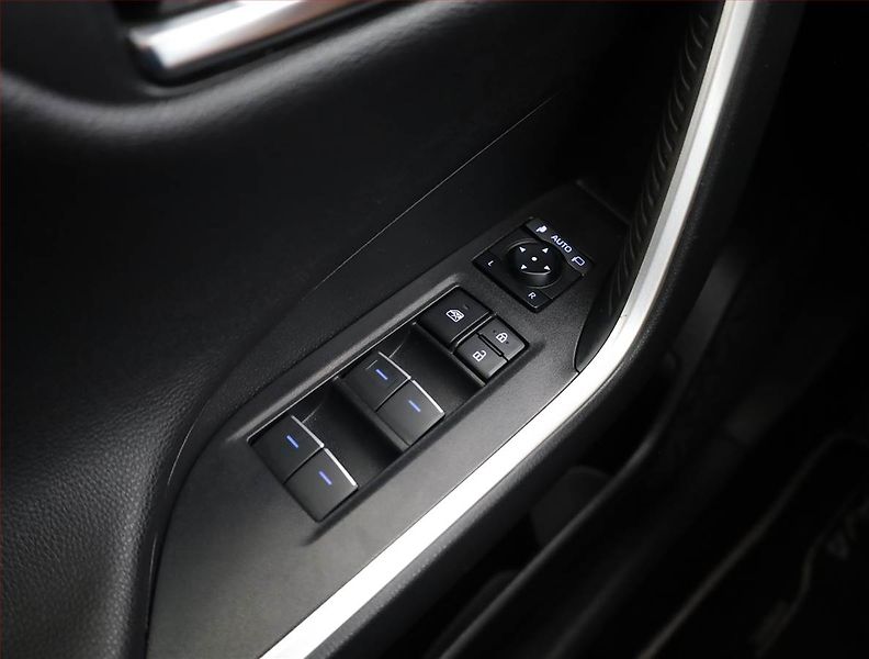 Toyota RAV4 (2022) 2.5 Hybrid - fotka 16 z 19