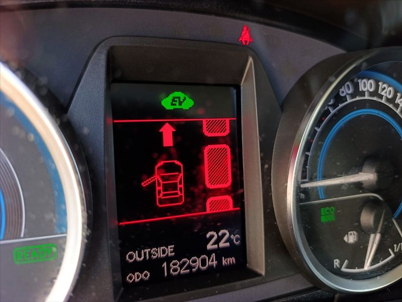 Toyota Auris 1,8 i HYBRID AT KAMERA NAVI - fotka 32 z 39