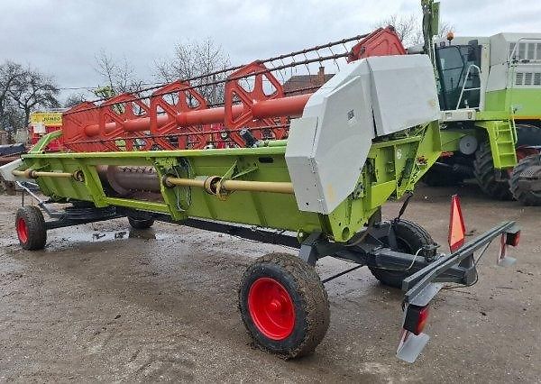 Claas (2006) Mega360 kombajn lišta 6m řepka - fotka 4 z 14