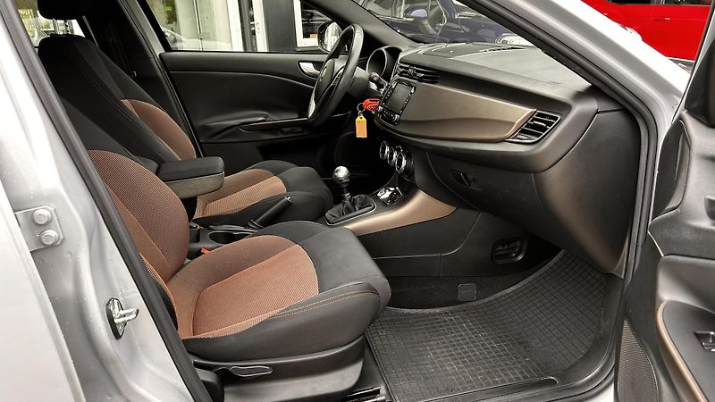 Alfa Romeo Giulietta 1.4 TB 120k Distinctive - fotka 12 z 15