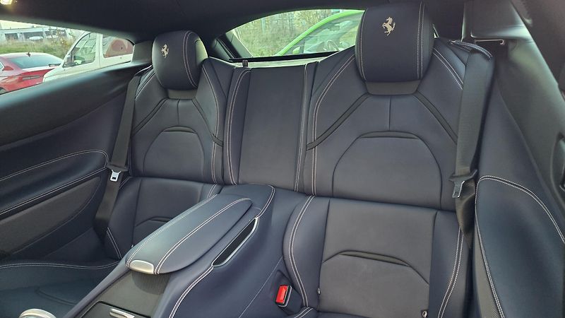 Ferrari GTC4 Lusso (2016) V12 SERVIS FERRARI - fotka 12 z 13
