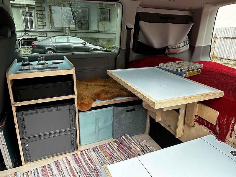 DIY karavan festival na Žižkárně v Českých Budějovicích. Dodávka Stanislava Vlažného.