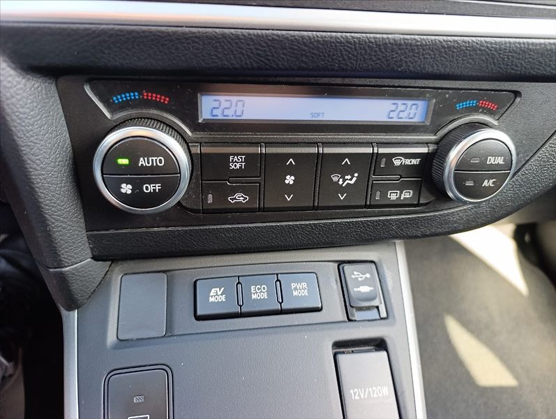 Toyota Auris 1,8 i HYBRID AT KAMERA NAVI - fotka 18 z 39