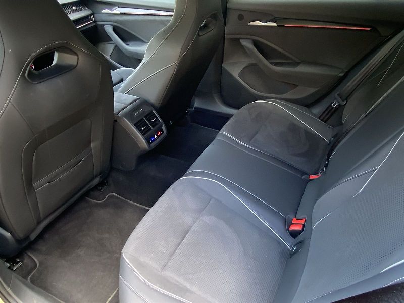 Škoda Superb (2025) Combi 2.0 TDI 4x4 DSG Sportlin - fotka 9 z 38
