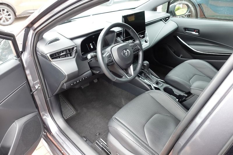 Toyota Corolla 2,0 HEV Executive TS - fotka 11 z 31