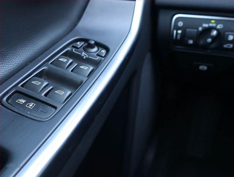 Volvo XC60 (2017) D4, Automat, Kůže, Navi - fotka 17 z 19