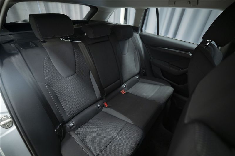 Škoda Octavia 2,0 TDI VÝHŘEV ČR 2x KOLA - fotka 11 z 35