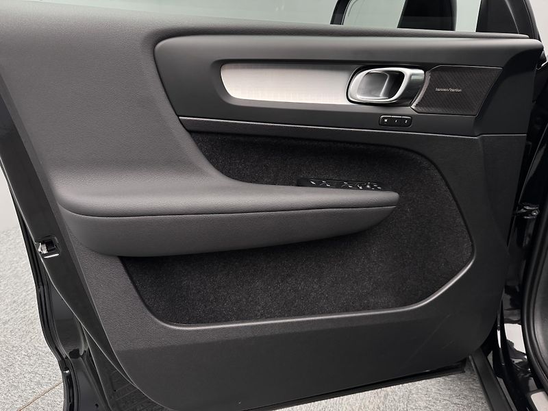 Volvo XC40 B4 DARK ULTRA REZERVACE - fotka 19 z 48