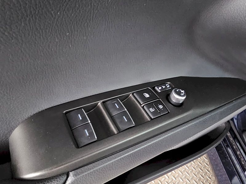 Toyota Camry (2025) 2.5 HEV 230k PRESTIGE - fotka 26 z 30