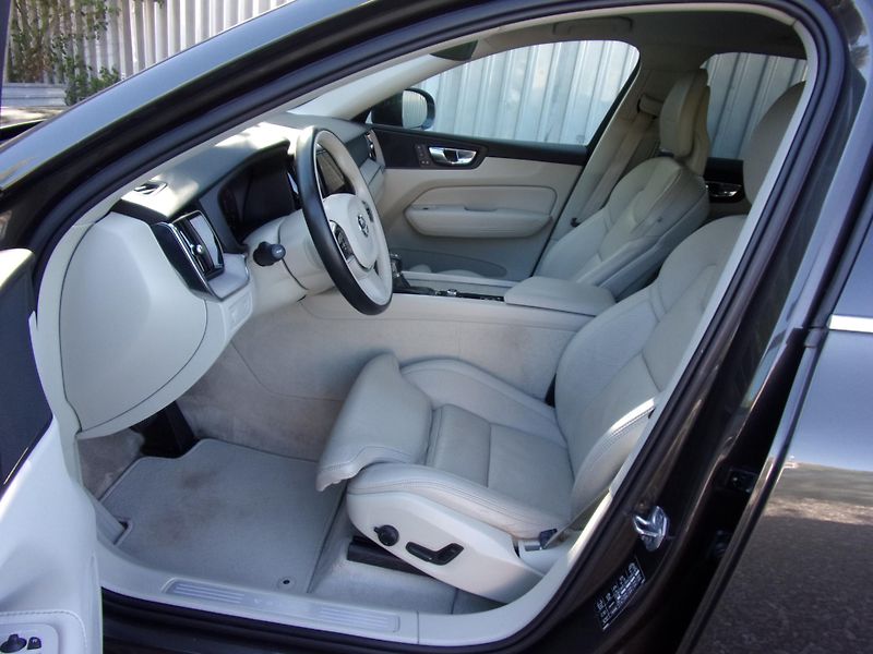 Volvo XC60 2.0D AWD 140kW INSCRIPTION TOP - fotka 9 z 28