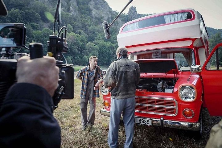 Legendární Ford Transit si zahrál hlavní roli v nové rodinné komedii. Na snímku je herec Lukáš Příkazký při natáčení jedné ze scén.