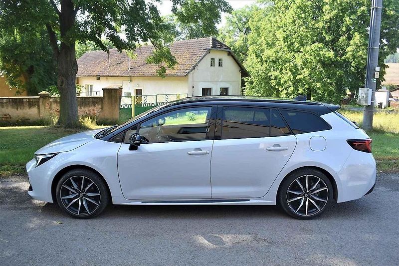 Modernizovaná Toyota Corolla TS se dobře cítí i na venkovských silnicích