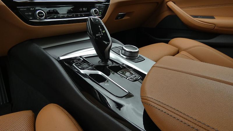 BMW Řada 5 530d xDrive - fotka 6 z 25