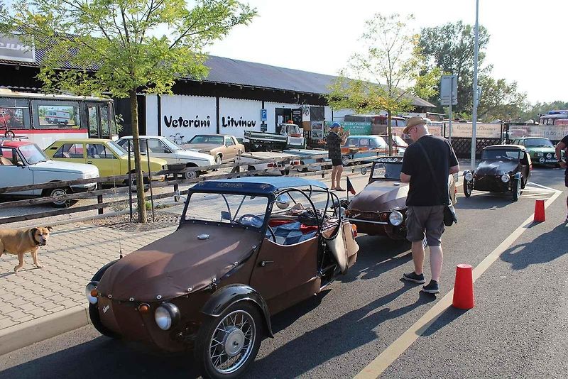 V retro auto muzeu Veteráni Litvínov měli ve středu zastávkou účastníci Velorex čundru 2024 na svém putování po severních Čechách. S nejstarším Velorexem z roku 1962 jede Petr Žůrek ze Světlé nad Sázavou.