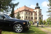 Luxusní vozy se v sobotu 4. května sjely na zámek do Lnář. Převládala auta značky Rolls Royce.