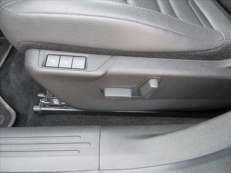 Jeep Avenger 1,2 Turbo AUT Summit JBL ČR - fotka 13 z 29