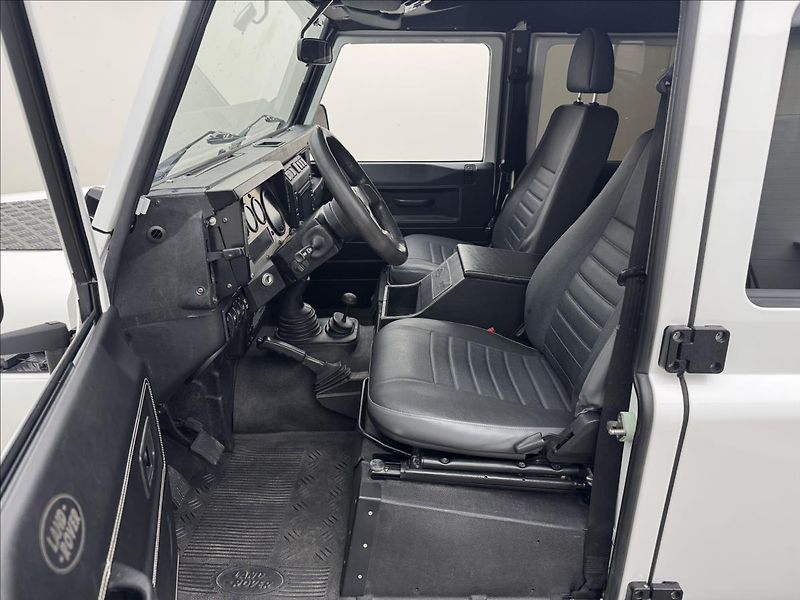 Land Rover Defender 2,5 130 Td5 90kW PO RENOVACI - fotka 30 z 45