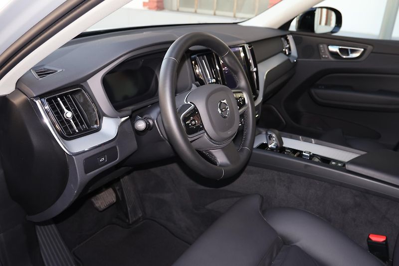 Volvo XC60 (2025) Plus, B5 AWD Mild hybrid - fotka 12 z 21