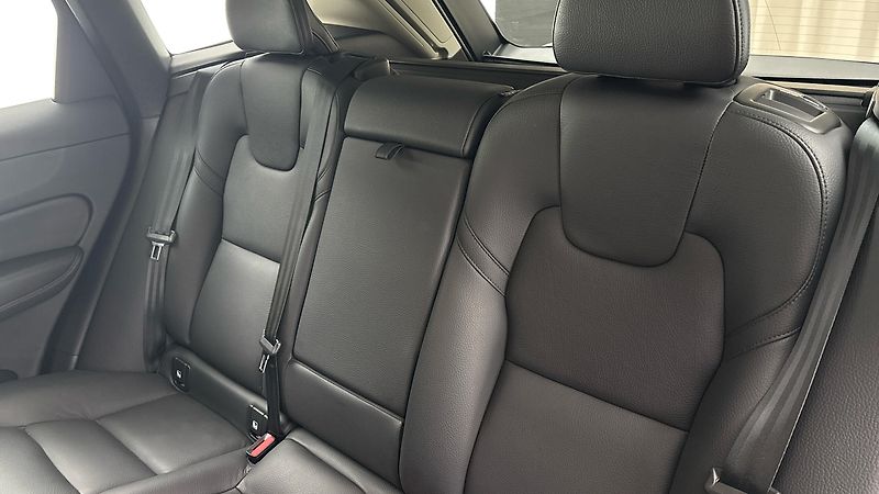 Volvo XC60 2.0 B4 AUT AWD Plus Dark - fotka 16 z 31