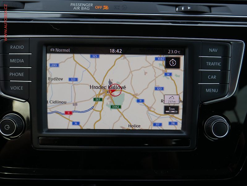 Volkswagen Touran (2016) 2.0TDi, ČR, Highline, LED - fotka 14 z 19