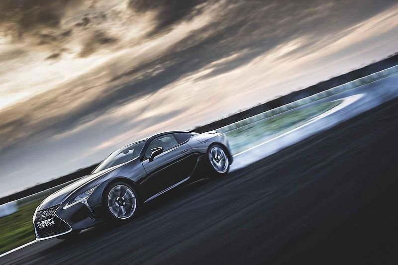 Interiér upraveného Nissanu GT-R.