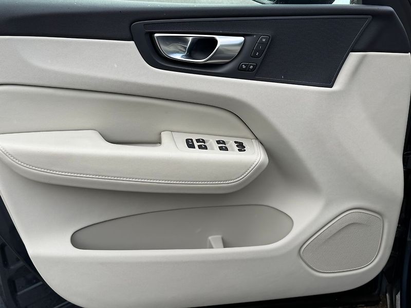 Volvo XC60 PLUS T6 AWD PHEV ACC,BLIS - fotka 8 z 21