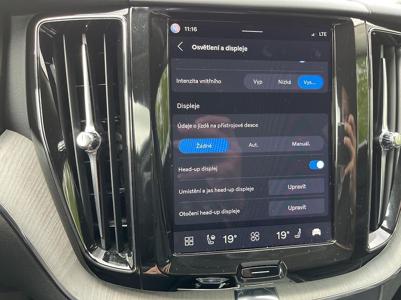 Volvo XC60 B5 AWD PLUS DARK/360/vent/kola - fotka 46 z 50