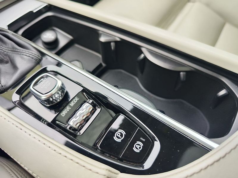 Volvo XC90 D5 2.0/173kW Inscription AT 4x - fotka 35 z 47