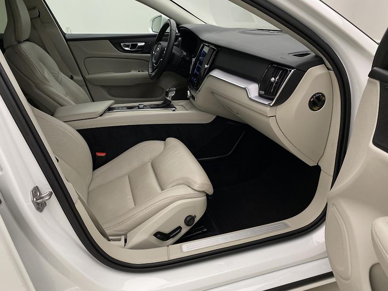 Volvo V60 D4 MOMENTUM AUT - fotka 23 z 47