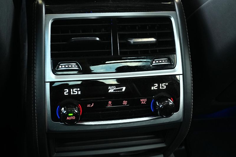 BMW Řada 7 740d xDrive, Laser, Ventilace - fotka 34 z 42