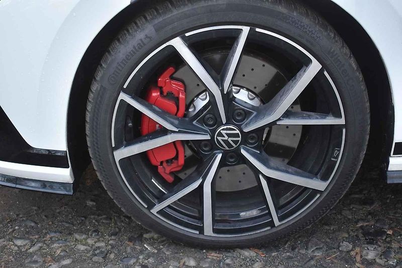 Volkswagen Golf GTI se cítí skvěle na méně frekventovaných silnicích.