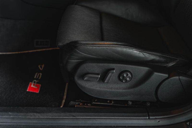 Audi RS 4 (2007) Avant*4.2 V8*Quattro*R19 - fotka 14 z 18