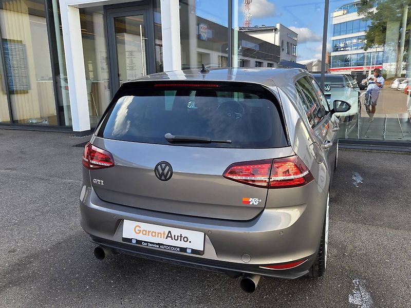 Volkswagen Golf 2.0 GTI - fotka 3 z 49