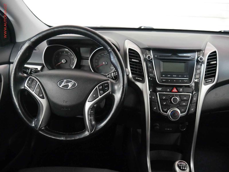 Hyundai i30 (2013) 1.6i, ČR, AC, výhřev sed - fotka 11 z 18