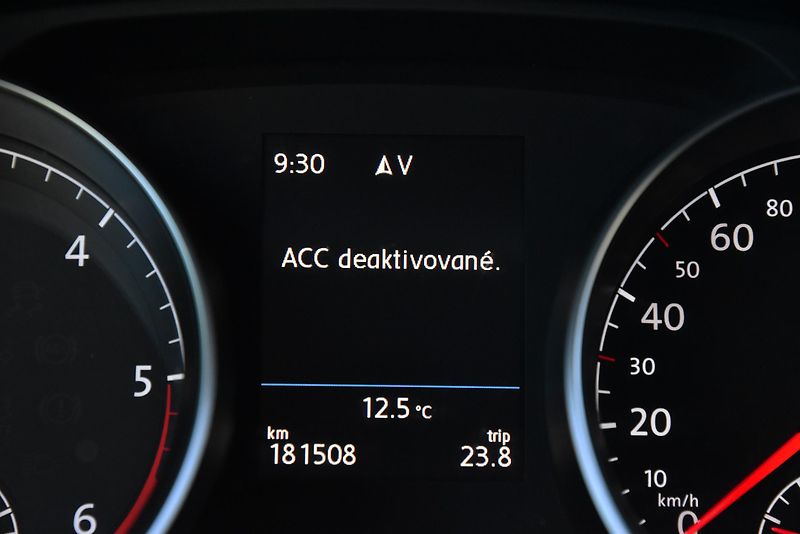 Volkswagen Touran 1.6 TDi 6st COMFORTLINE,7 MÍST - fotka 17 z 50