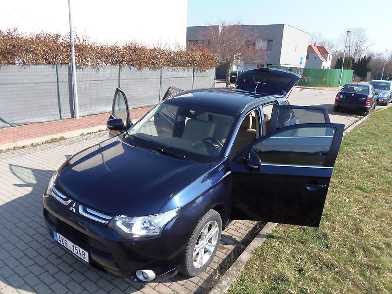 Mitsubishi Outlander (2013) 2.2 Di-D 4x4 AUTOMAT tažné - fotka 17 z 23