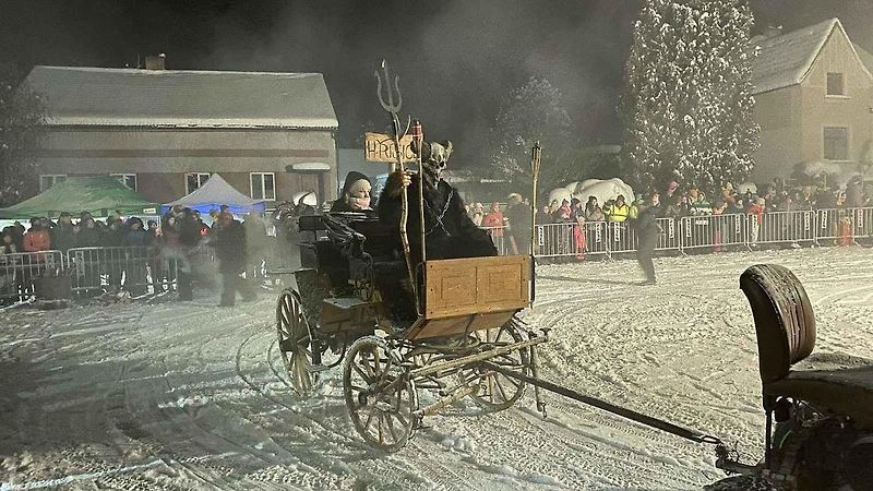 Čertovský průvod Krahulčím ve sněhu. Pekelníci měli sraz na velkém parkovišti u masny.