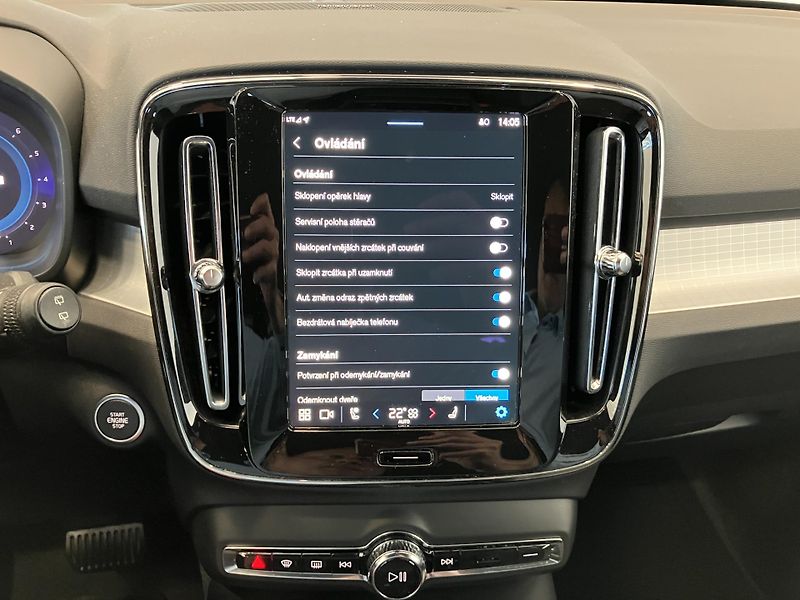Volvo XC40 B3 FWD Plus Dark AT7  - fotka 31 z 38