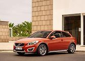 Volvo C30 na podvozku Focusu blíží hranici, kde jsou vozy považovány za spolehlivé. Kromě závad, které trápí skoro všechny uváděné vozy, se poměrně často vyskytují také závody klimatizace a brzd. Za 2hodinové opravy si Volvo řekne v průměru o 8,5 tis. Kč.