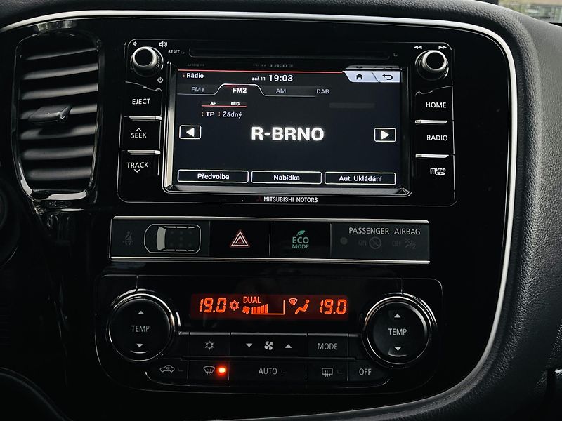 Mitsubishi Outlander 2.0i AUTOMAT 1.MAJITEL KAMERA  - fotka 36 z 43