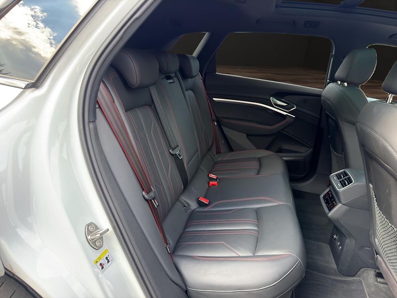 Audi SQ8 (2024) SQ8 370KW PANO Bang & Olufsen - fotka 19 z 27