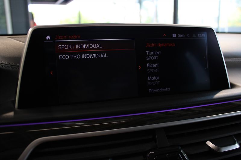 BMW Řada 7 740d xDrive Masáž/NezTop/360°/ - fotka 21 z 37