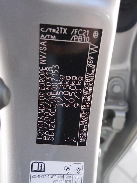 Toyota Corolla (2023) 2,0 Hybrid - fotka 9 z 27