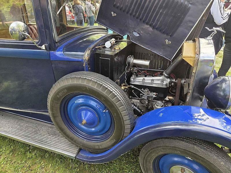 Habrovany cestovaly časem. Park zaplnily historické automobily i motorky.