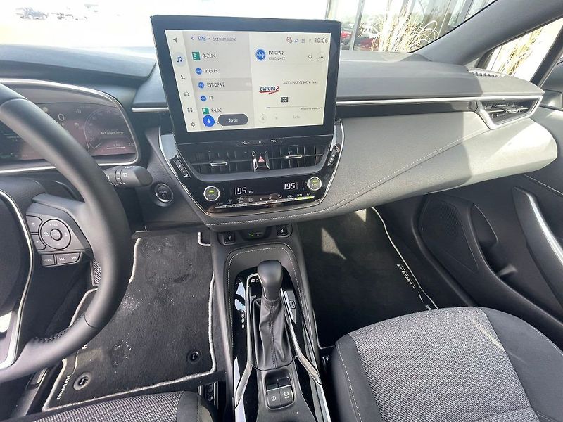 Toyota Corolla 1.8 Hybrid 140k Style - fotka 17 z 28