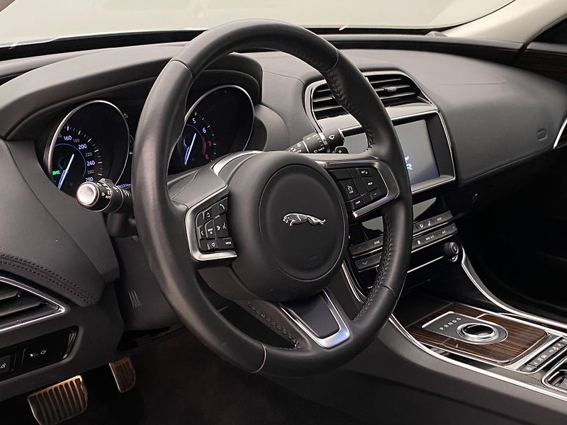 Jaguar XE 30t 221kW AWD AUT CZ - fotka 18 z 39