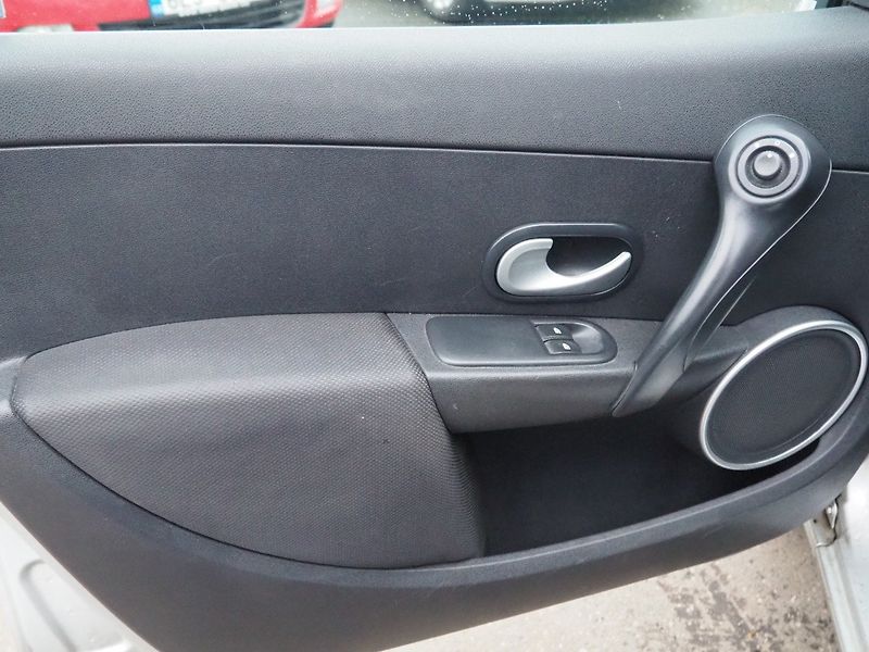 Renault Clio (2008) 1.5 dCi 63 kW - fotka 9 z 30